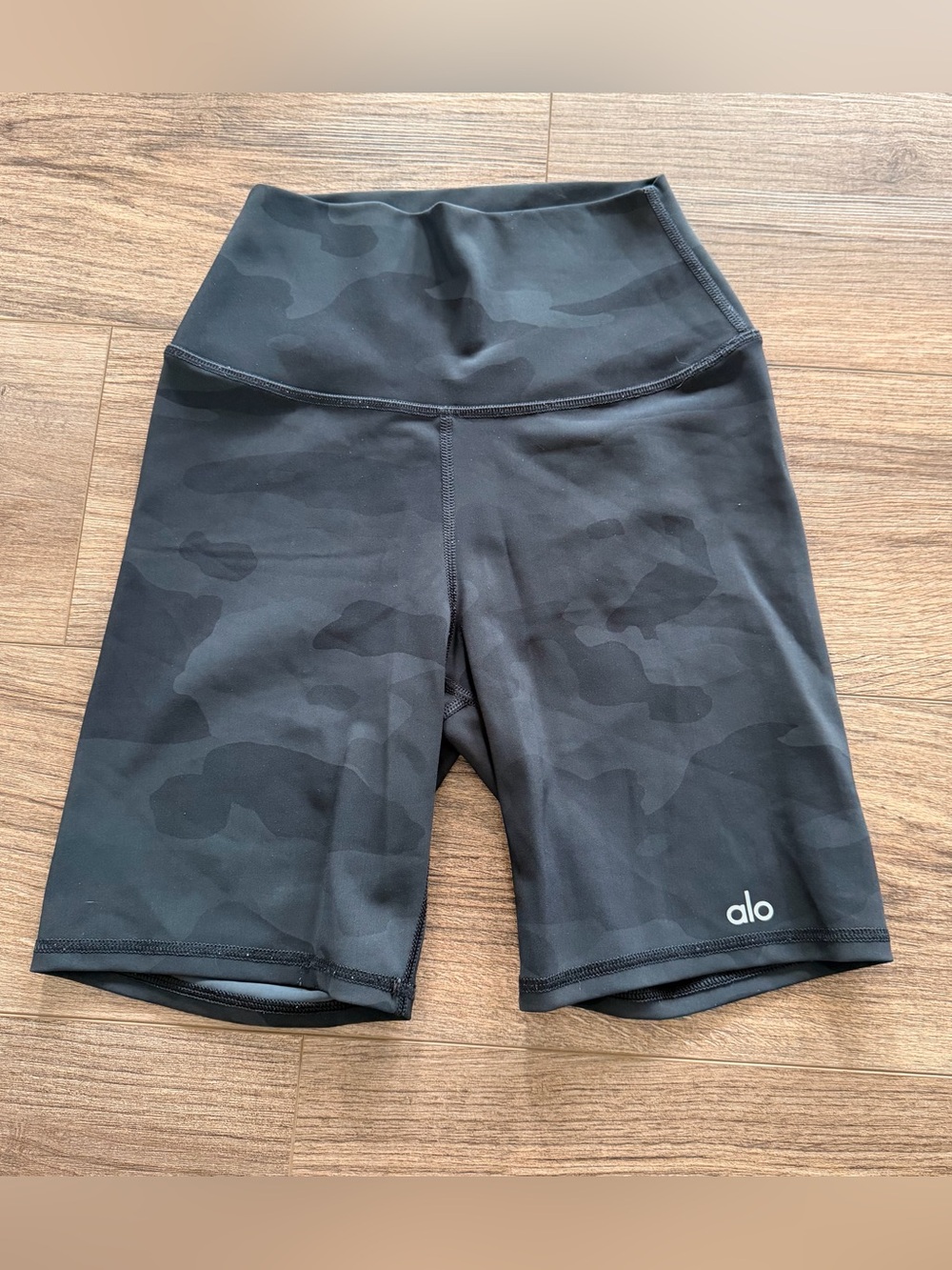 ALO Yoga Black Camo High-Rise Bike Shorts, size XS